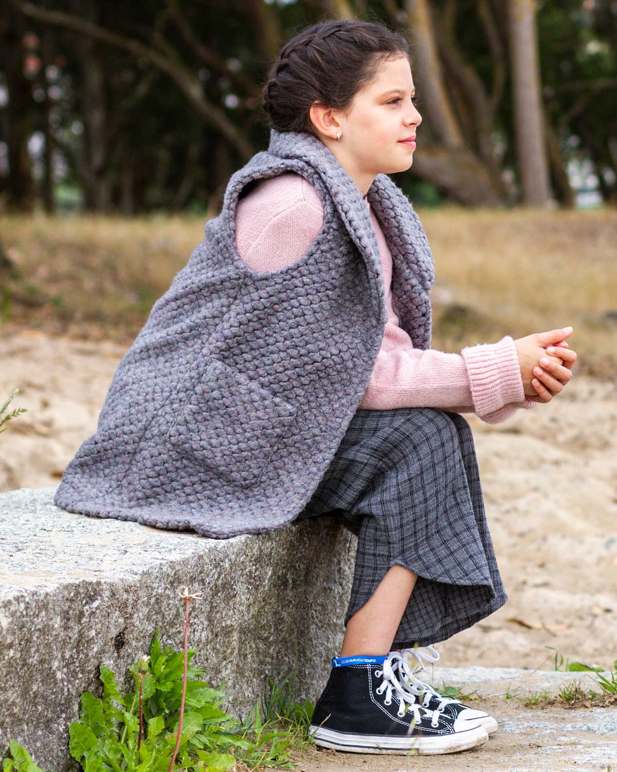 Chaleco grueso de niña Mishti en color gris con solapa y bolsillos amplios