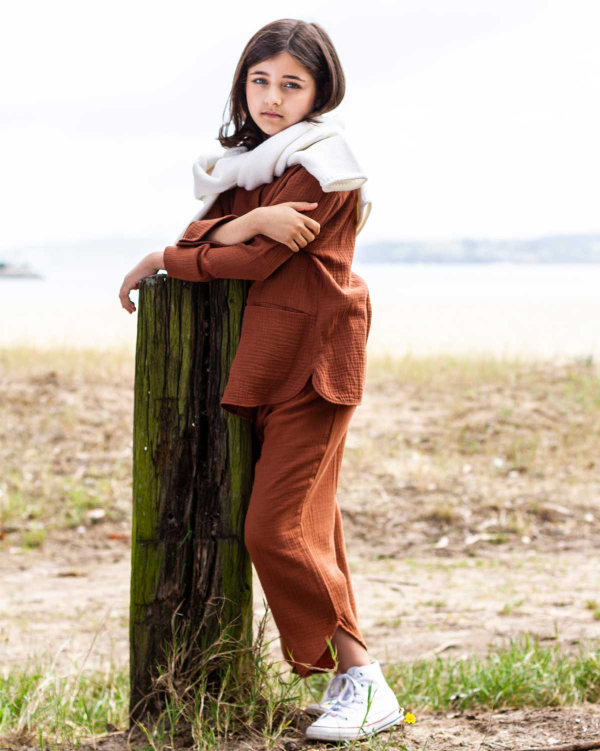 Pantalón de niña Mishti en bambula orgánica de color terracota con cintura elástica