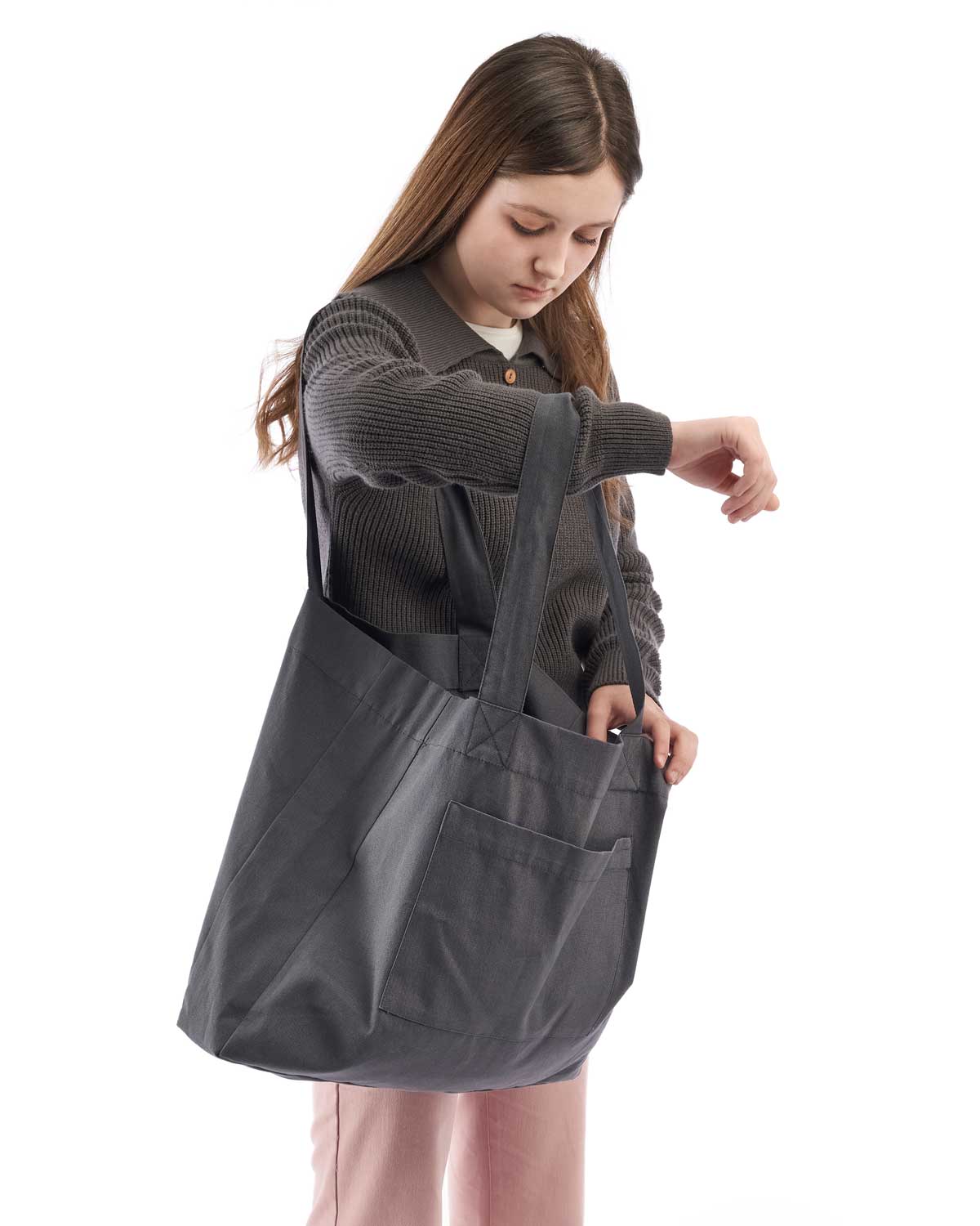Jersey de niña Mishti de punto en color gris oscuro con cuello y botones de madera decorativos