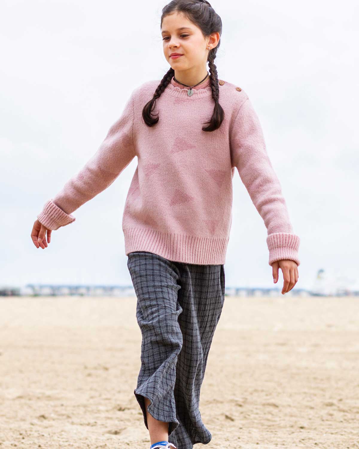 Jersey de niña Mishti de color rosa con botones de madera en el hombro y abertura